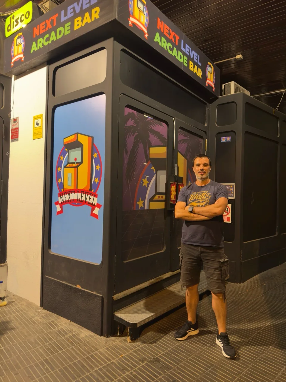 Exterior y entrada de Next Level Arcade Bar